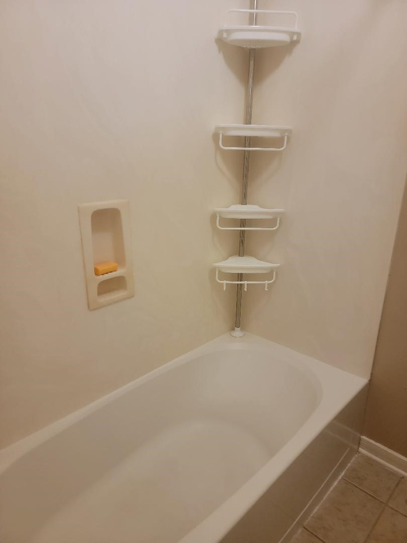 5716 Meadow Breeze Lane Rosharon, TX 77583 - Photo 18 of 24 Guest bathroom tub/shower.