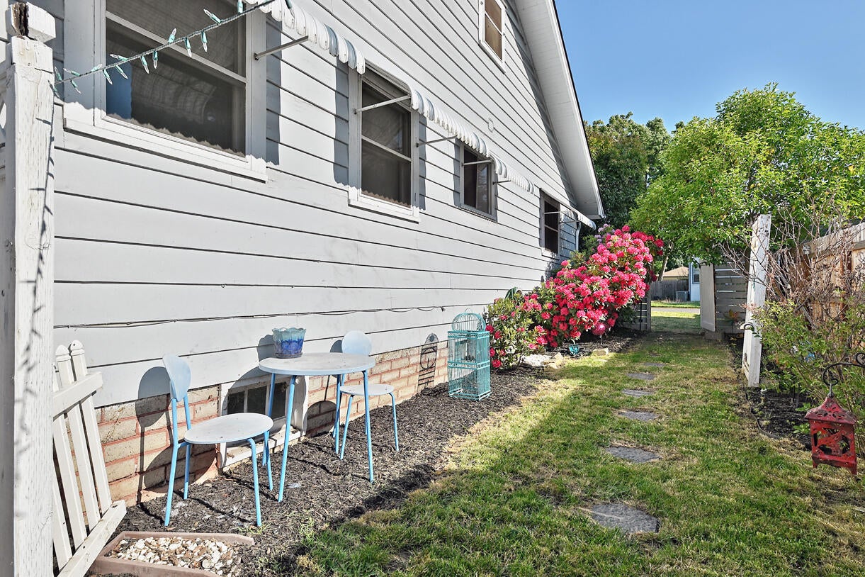 911 Reddy Avenue Medford, OR 97504 - Photo 24 of 29 English garden back to front view
