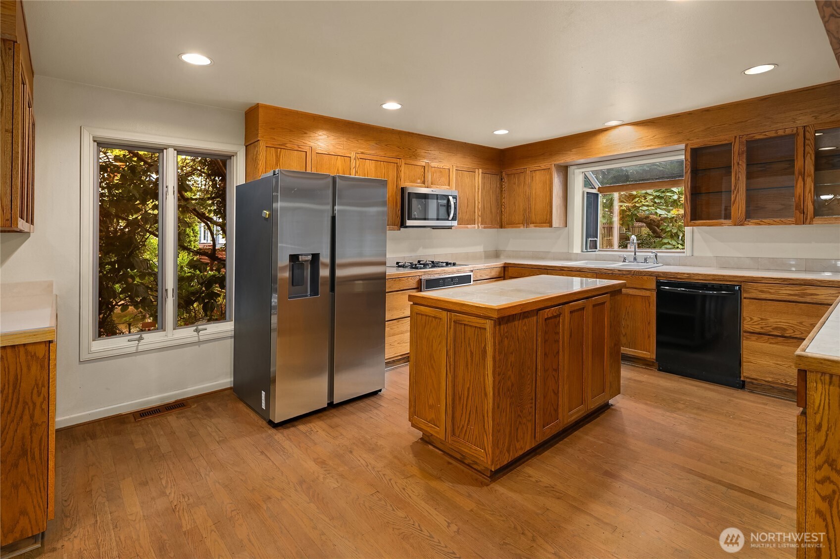 1511 Magnolia Way West Seattle, WA 98199 - Photo 10 of 38