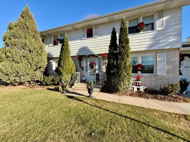 $349,900 | 2602 South Rivershore Drive, Moorhead, MN 56560