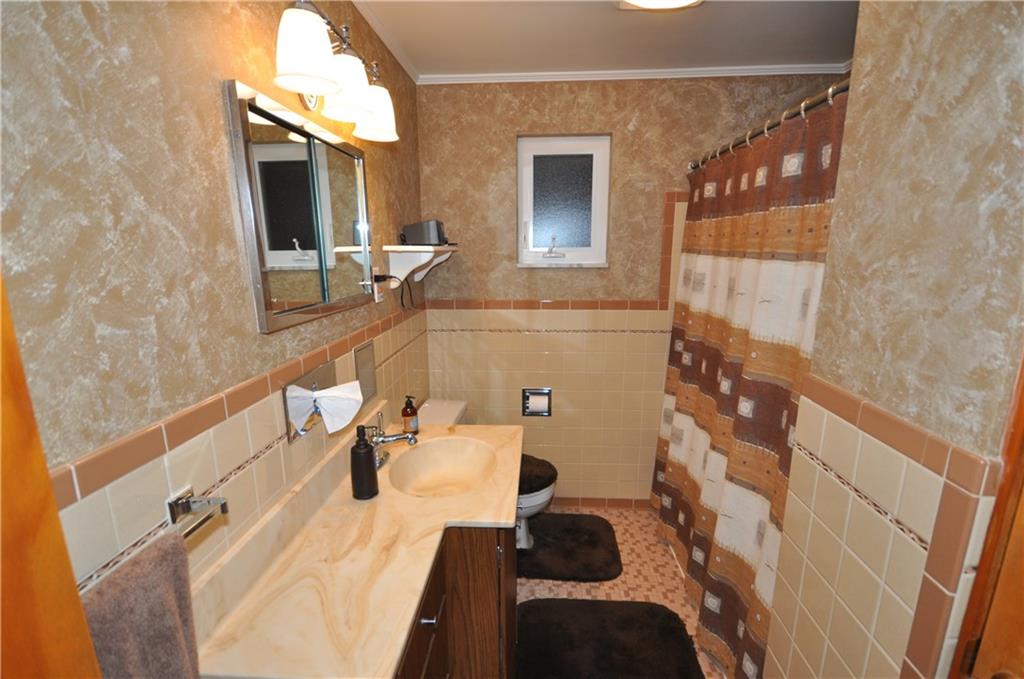 1107 Greentree Road Pittsburgh, PA 15220 - Photo 14 of 25 Full Bath