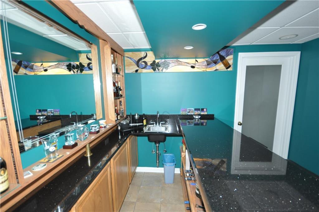 1107 Greentree Road Pittsburgh, PA 15220 - Photo 22 of 25 Wet Bar