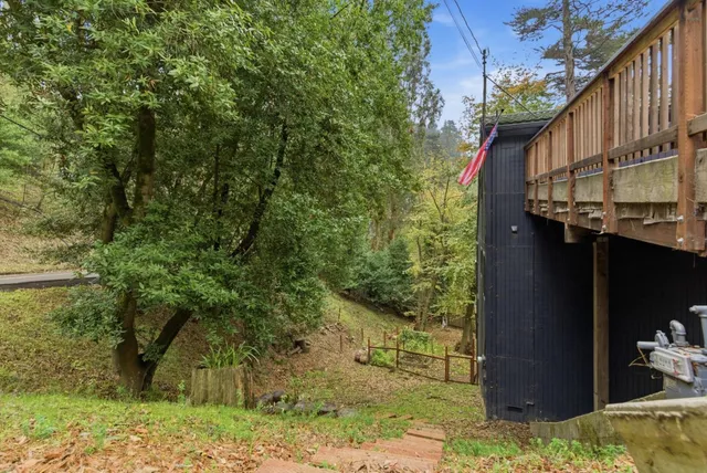 a view of a pathway of a house