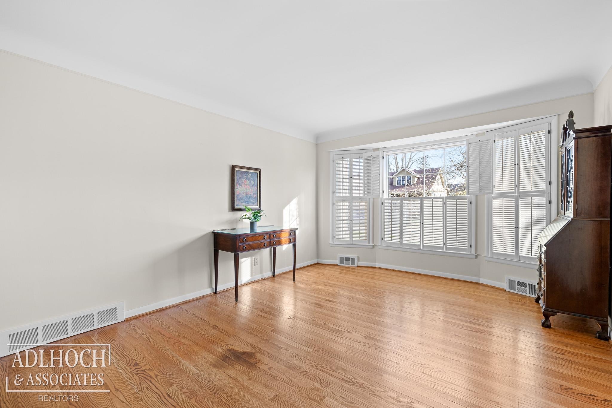 286 Ridgemont Road Grosse Pointe, MI 48236 - Photo 3 of 30 50139134-b9b55707-615f-43a7-b022-d45cca6bf257.JPG