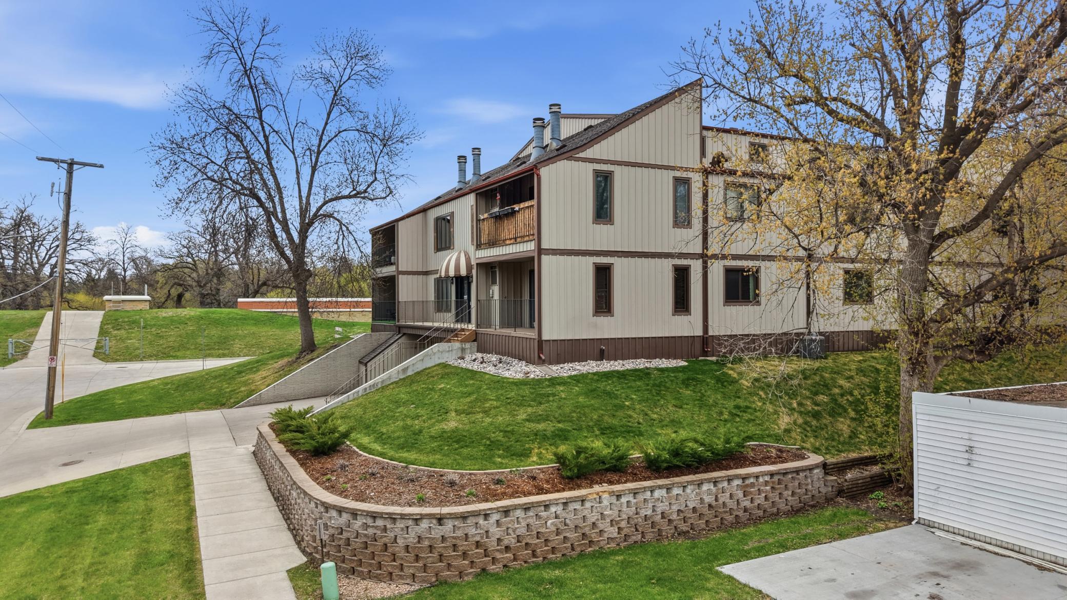 326 10th Avenue South, Unit 2 Fargo, ND 58103 - Photo 3 of 35