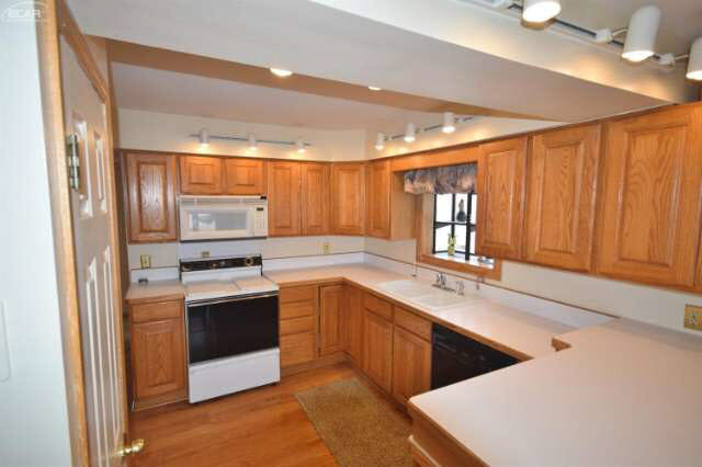 13095 Torrey Road Fenton, MI 48430 - Photo 3 of 11 21120528-2.JPG