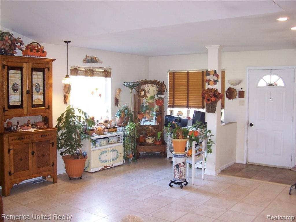 23929 Tuck Road Farmington, MI 48336 - Photo 5 of 6 Tuck Living Rm.jpg