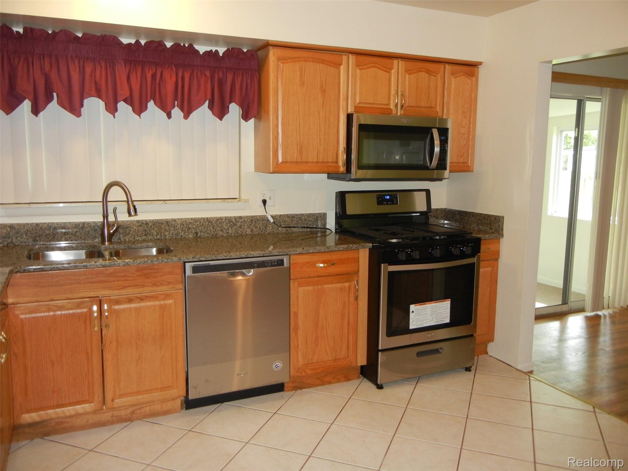 23960 Rockingham Street Southfield, MI 48033 - Photo 4 of 42 Brand New Whirlpool stainless steel appliances and granite countertops