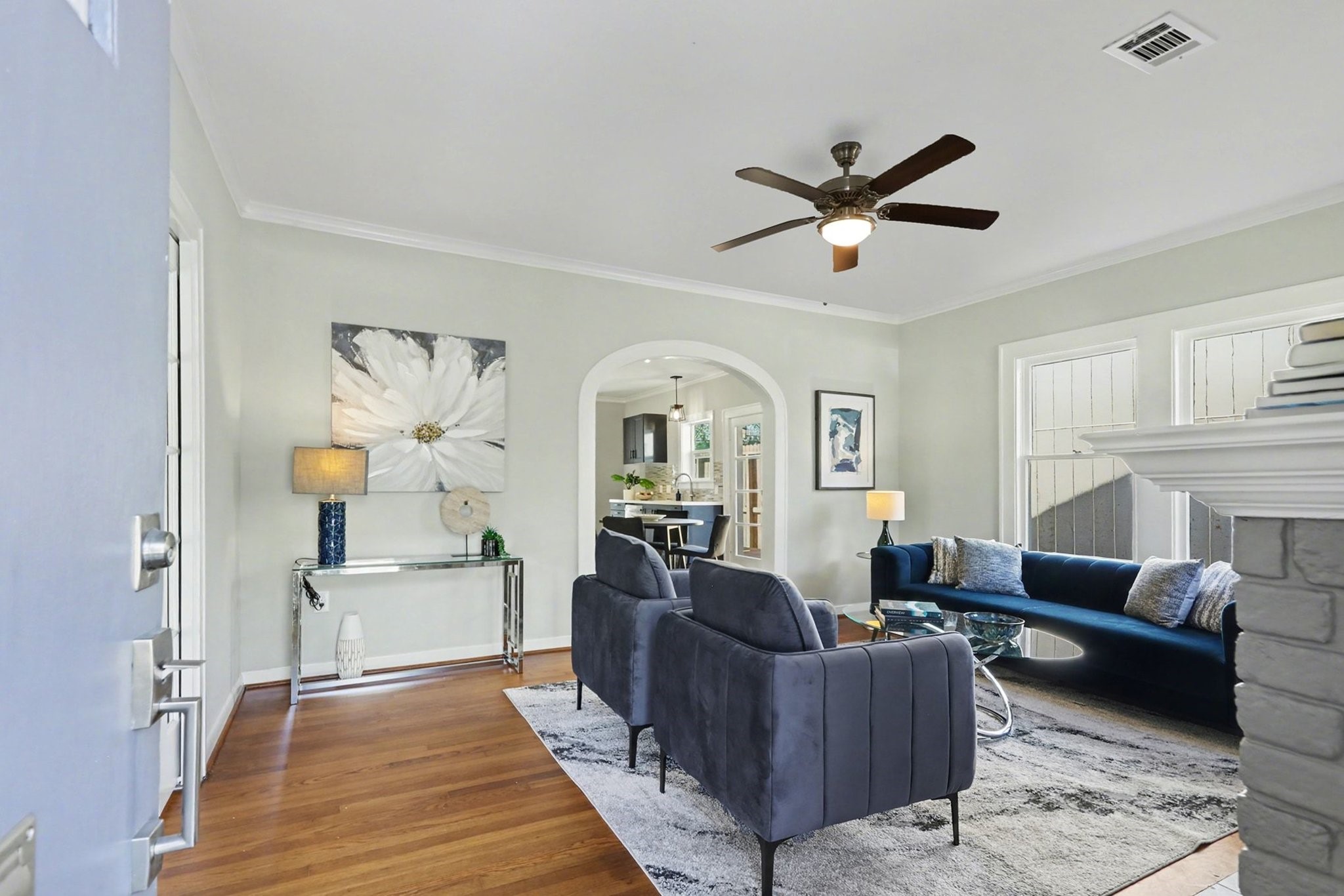1901 Lexington Street Houston, TX 77098 - Photo 4 of 32 Step into this inviting living room where beautifully refinished hardwood floors greet you and seamlessly guide you throughout the entire home.
