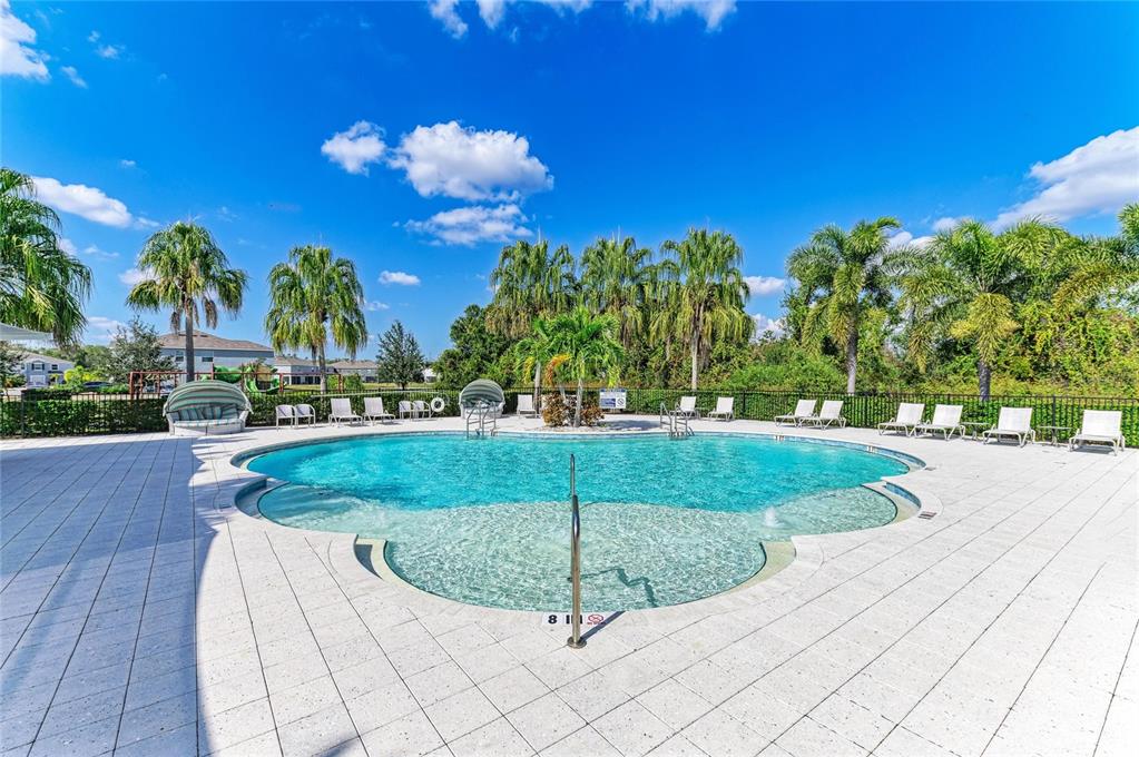 11637 Woodleaf Drive Lakewood Ranch, FL 34211 - Photo 42 of 54 a view of a fountain in front of a house