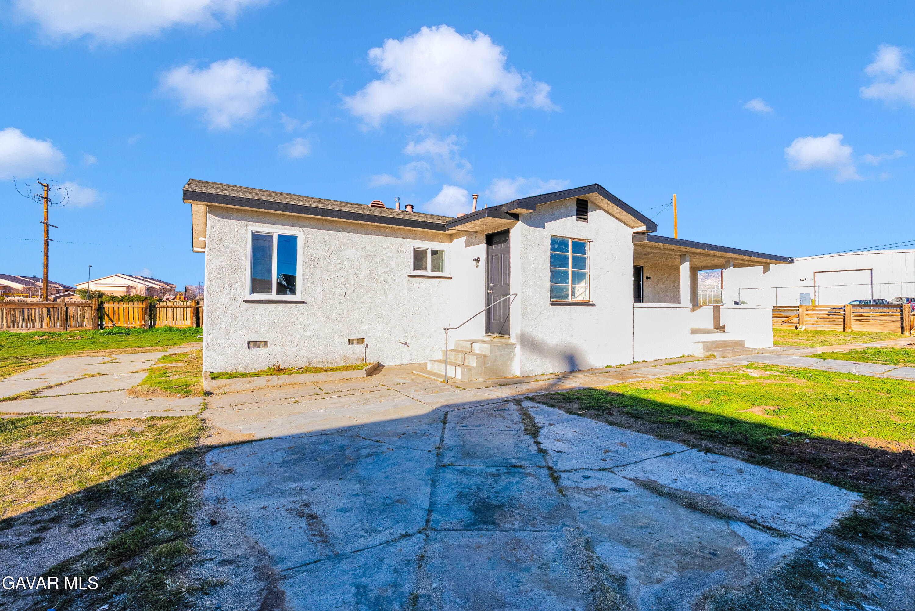 2494 Nadean Mojave, CA 93501 - Photo 17 of 19 a view of a house with pool and ocean view