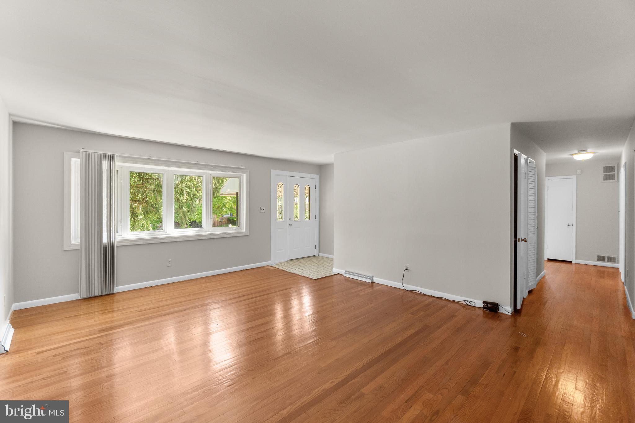 7413 Castlemoor Road Baltimore, MD 21244 - Photo 2 of 32 Living Room