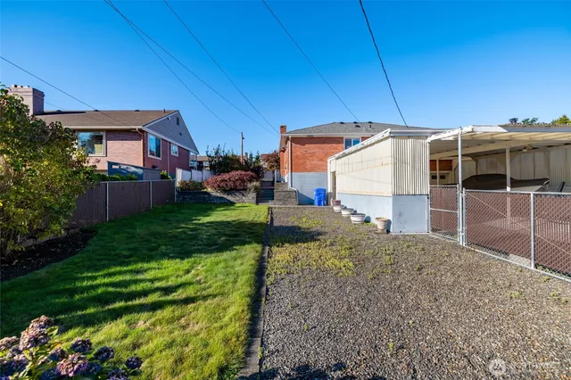a view of a house with a backyard