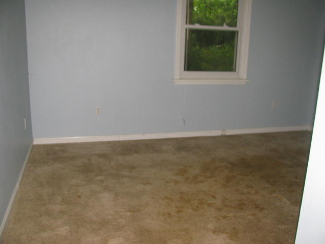 5515 Cove Road Roanoke, VA 24019 - Photo 22 of 25 an empty room with a window