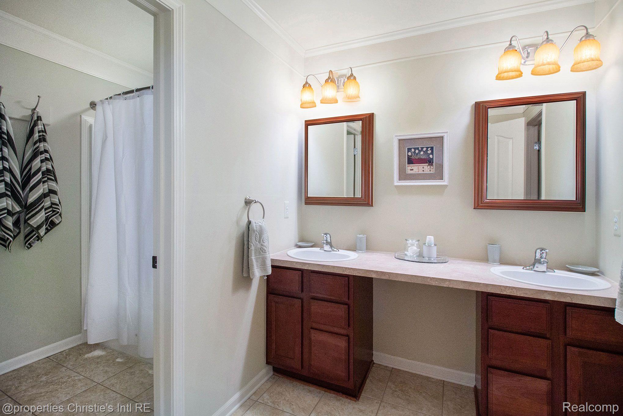 630 Telya Ridge Milford, MI 48381 - Photo 21 of 27 Full bathroom - Upstairs