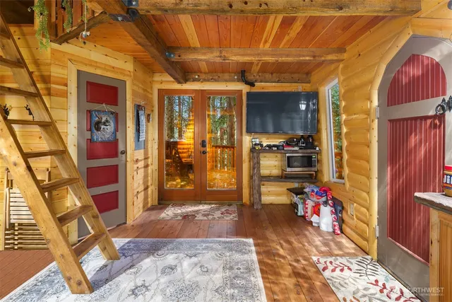 a view of a backyard