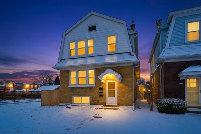 $2,000 | 5301 West Winona Street, Unit 2, Chicago, IL 60630