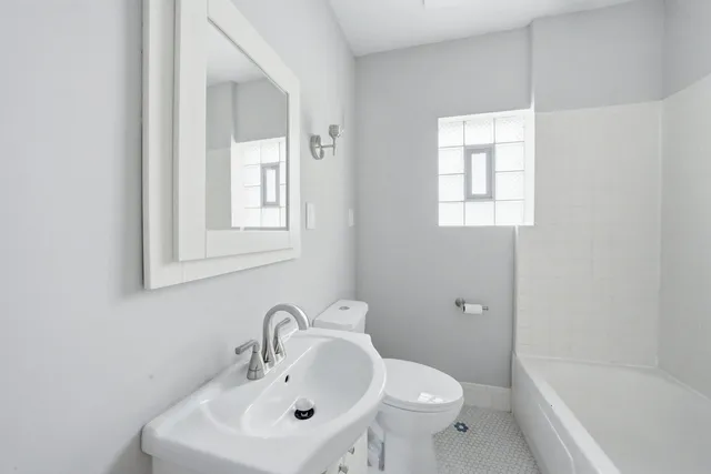 $2,000 | 5301 West Winona Street, Unit 2, Chicago, IL 60630