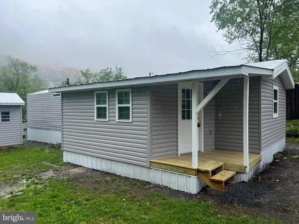 $1,200 | 21 Jacob Street, Berkeley Springs, WV 25411