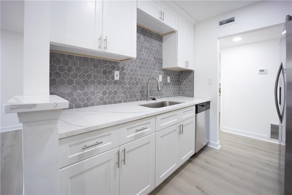 2712 Huntingdon Chase Atlanta, GA 30350 - Photo 4 of 27 a bathroom with a sink and a mirror