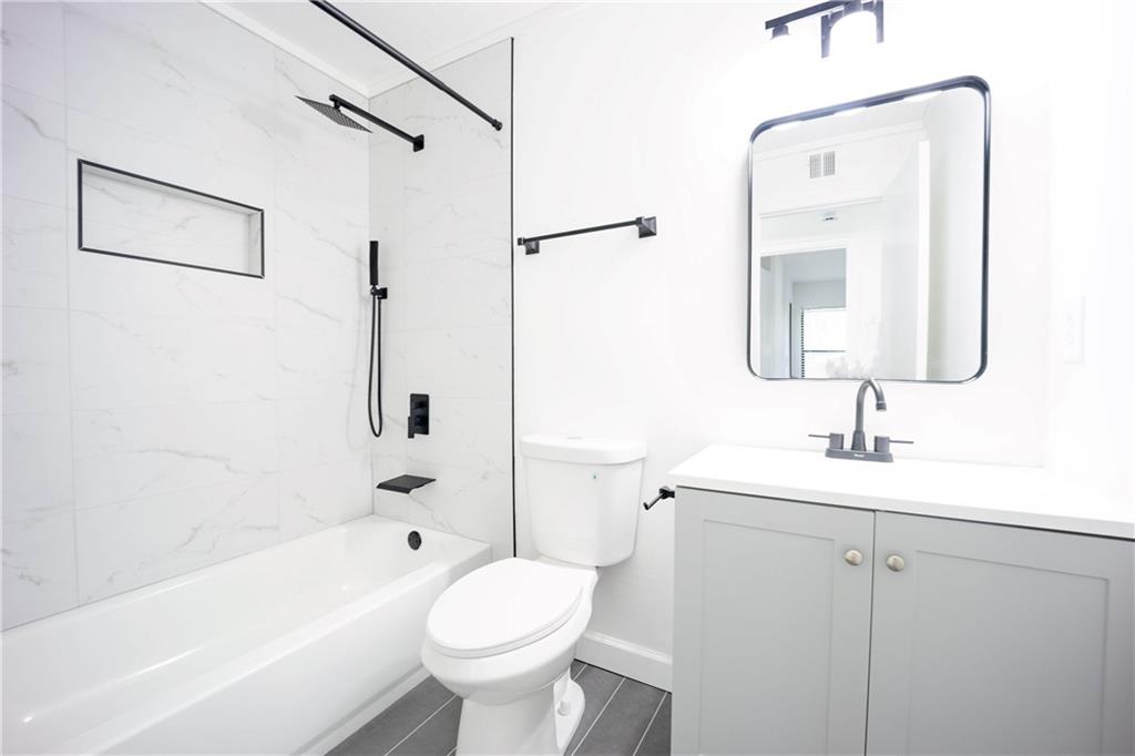 2712 Huntingdon Chase Atlanta, GA 30350 - Photo 10 of 27 a bathroom with a toilet a sink a mirror and bathtub