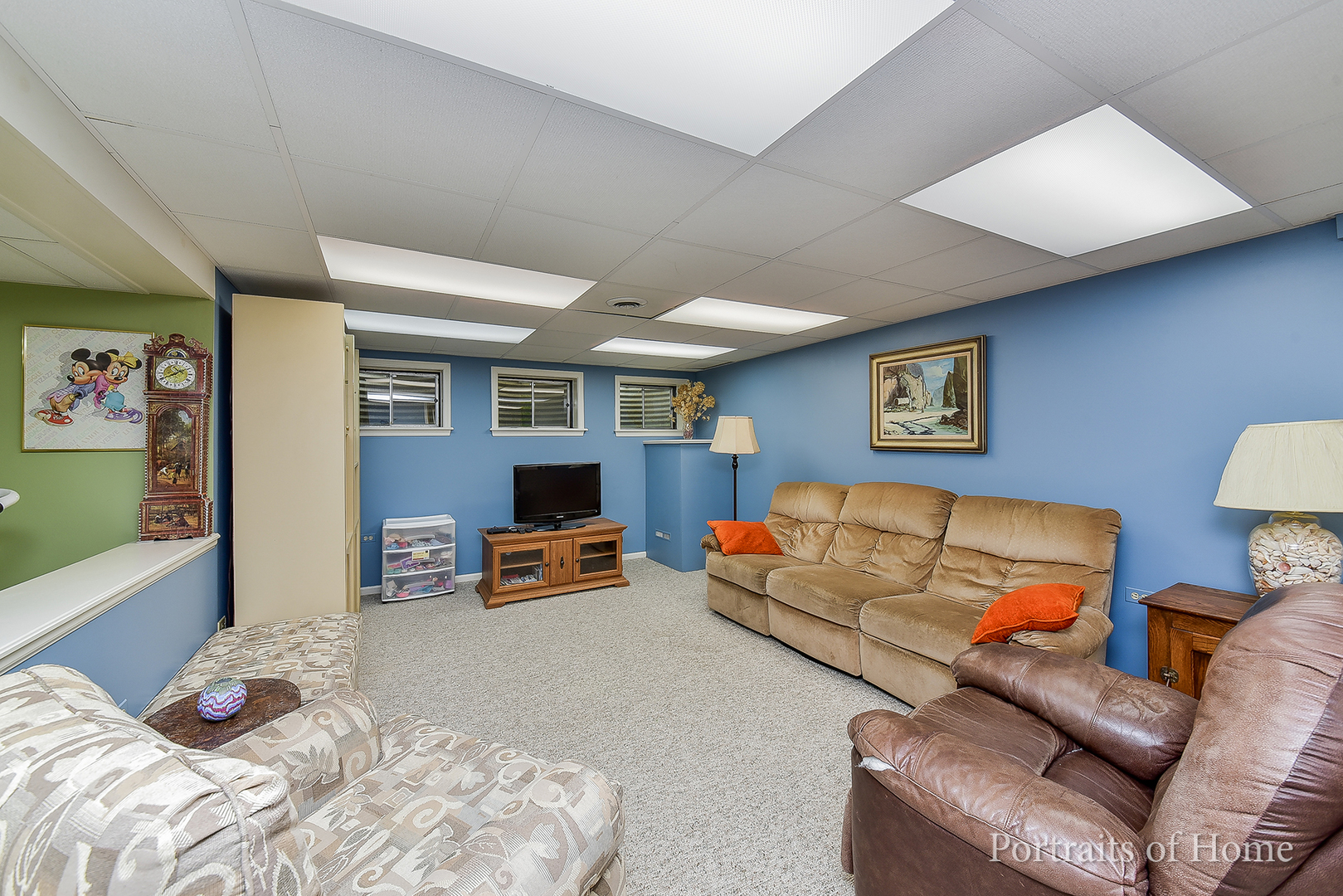 29 Christina Circle Wheaton, IL 60189 - Photo 17 of 28 a living room with furniture and a wooden floor
