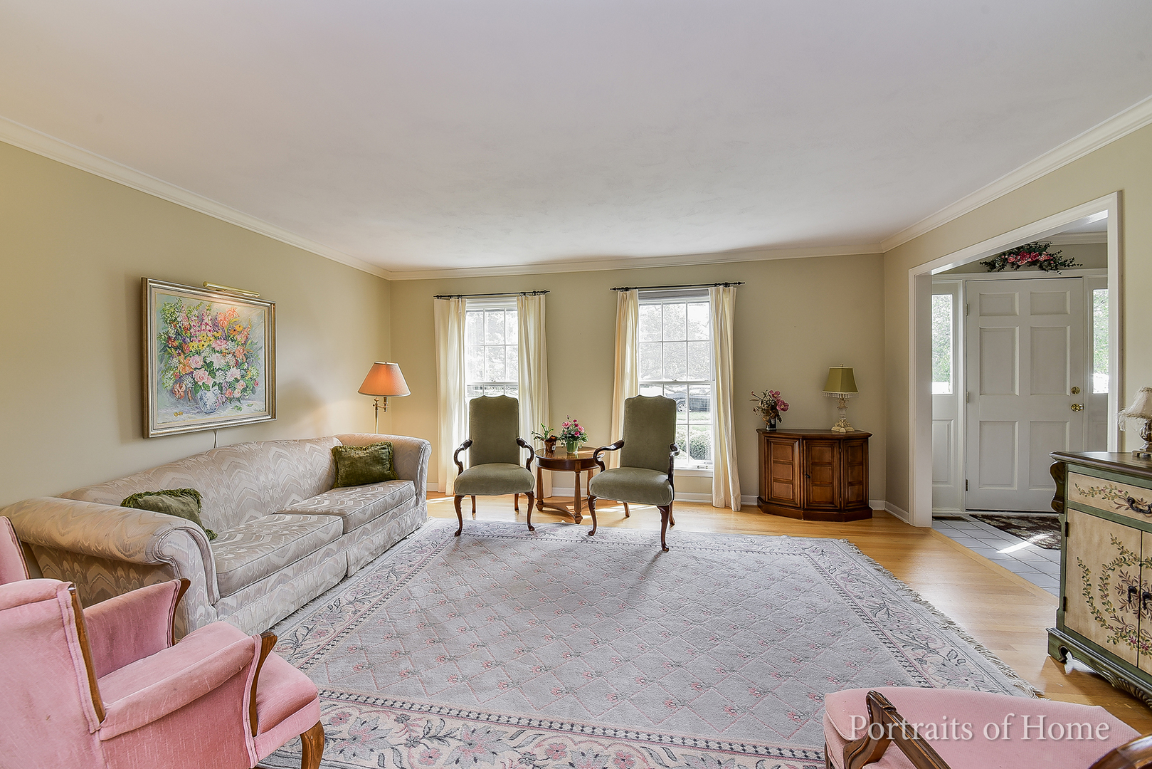 29 Christina Circle Wheaton, IL 60189 - Photo 4 of 28 a living room with furniture and a couch