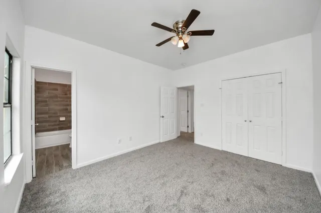 a view of a livingroom with a ceiling fan