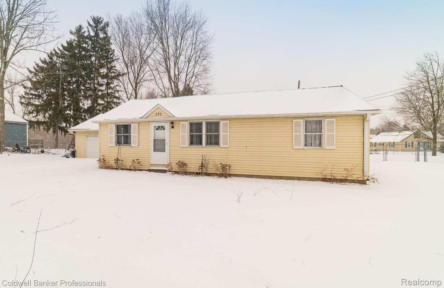 171 South Elba Road Lapeer, MI 48446 - Photo 2 of 26 171 S Elba Rd-3.jpg