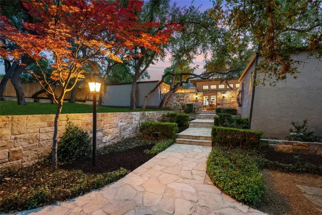 a view of a pathway with a yard