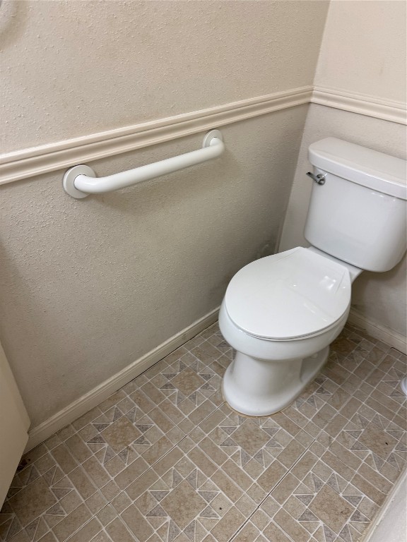 7575 Cambridge Street, Unit 2704 Houston, TX 77054 - Photo 14 of 28 a bathroom with a toilet and a shower