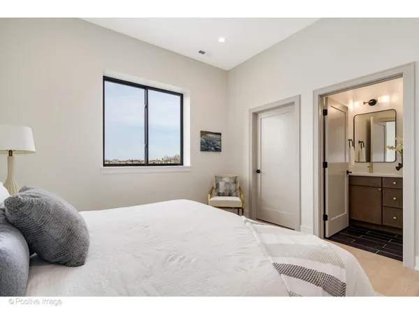 $670,000 | 5340 North Lincoln Avenue, Unit 303, Chicago, IL 60625