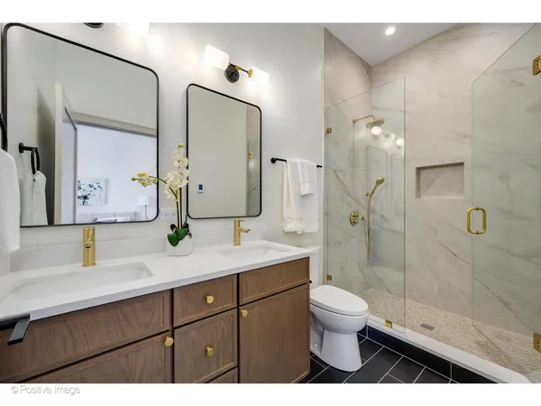 $670,000 | 5340 North Lincoln Avenue, Unit 303, Chicago, IL 60625