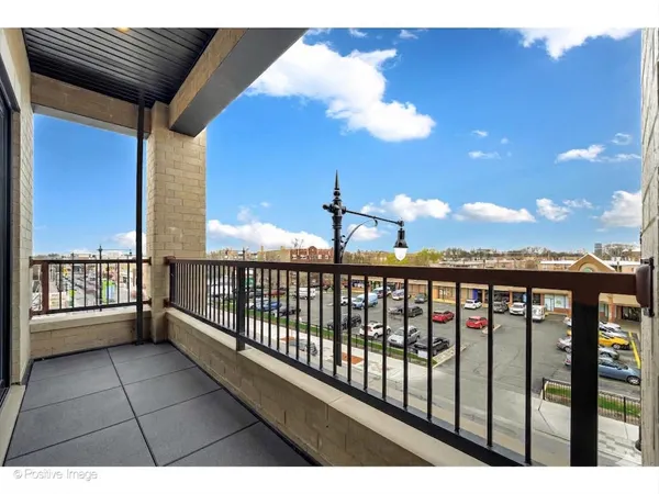 $670,000 | 5340 North Lincoln Avenue, Unit 303, Chicago, IL 60625