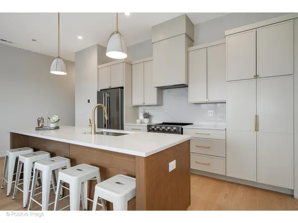 $670,000 | 5340 North Lincoln Avenue, Unit 303, Chicago, IL 60625