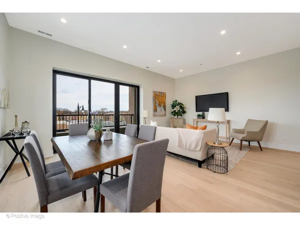 $670,000 | 5340 North Lincoln Avenue, Unit 303, Chicago, IL 60625