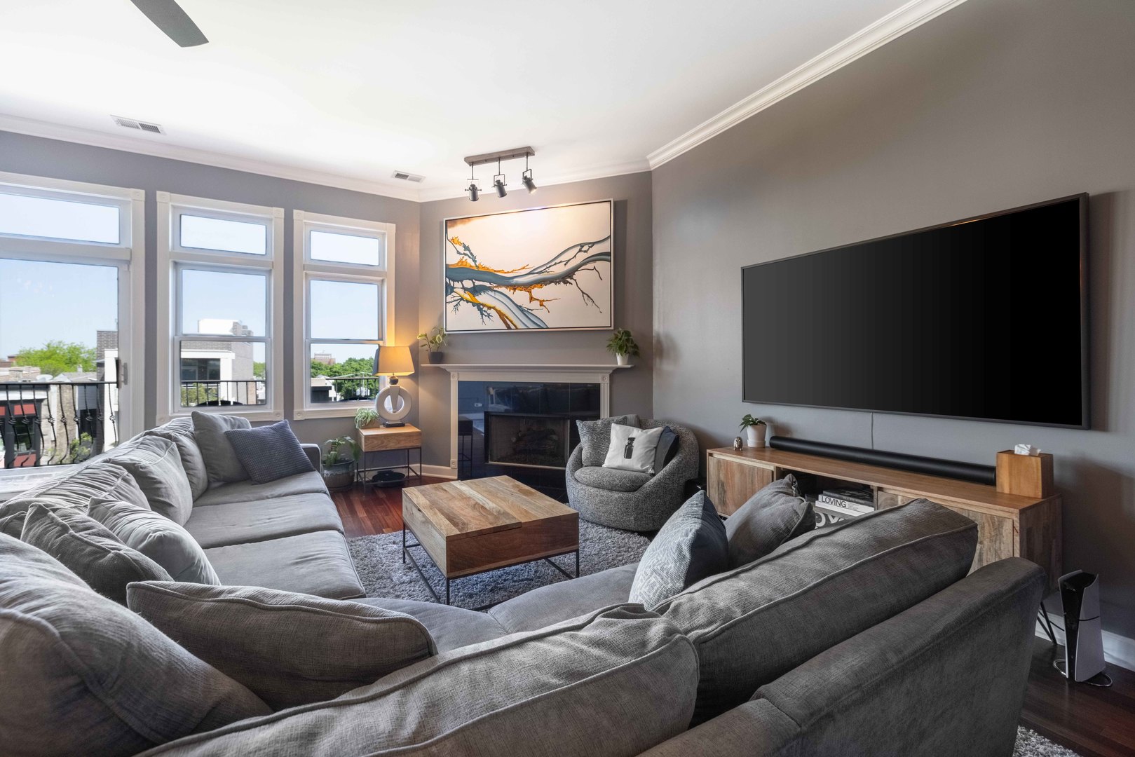 1933 West Irving Park Road, Unit 4 Chicago, IL 60613 - Photo 6 of 18 Gallery Image 6