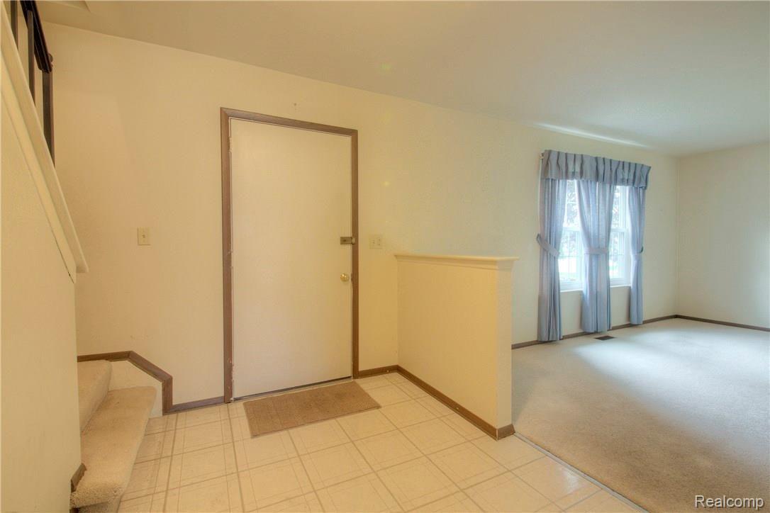44782 Hanford Road Canton, MI 48187 - Photo 9 of 32 9 FOYER.jpg