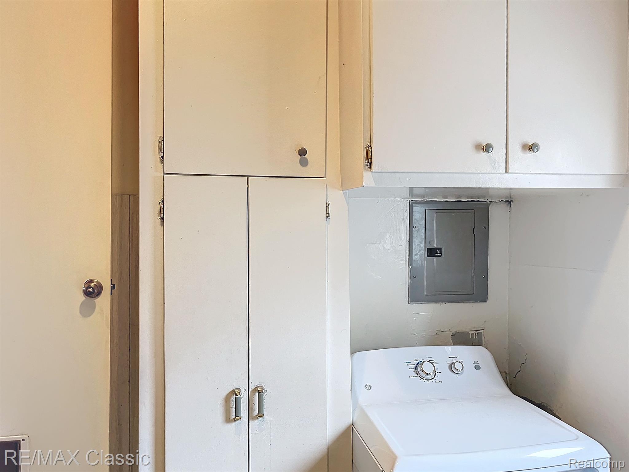 20129 Rensellor Street Livonia, MI 48152 - Photo 20 of 26 Nice storage in the laundry room