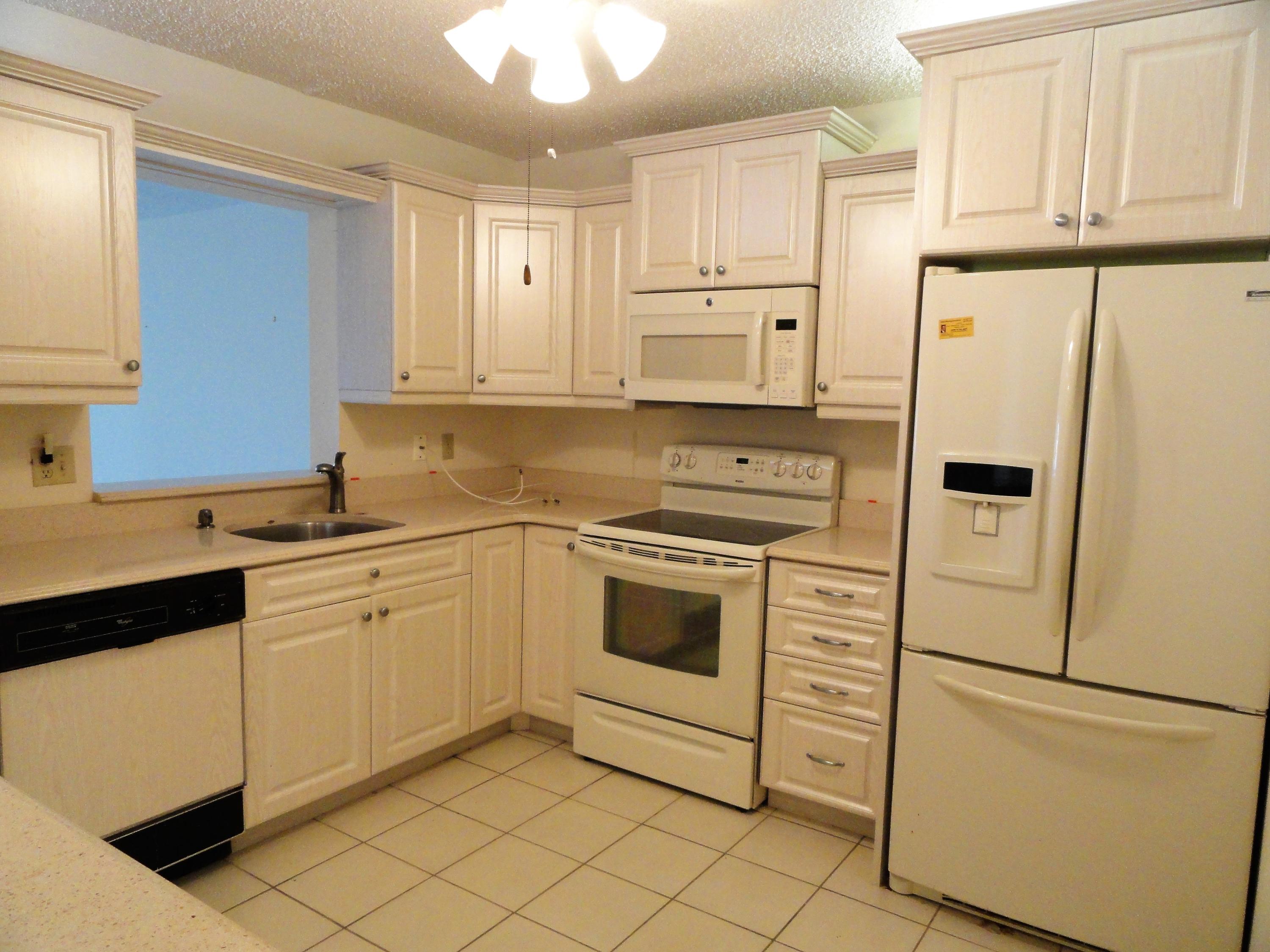 9111 Tracy Court, Unit 2 Boca Raton, FL 33496 - Photo 3 of 25 Eat In Kitchen