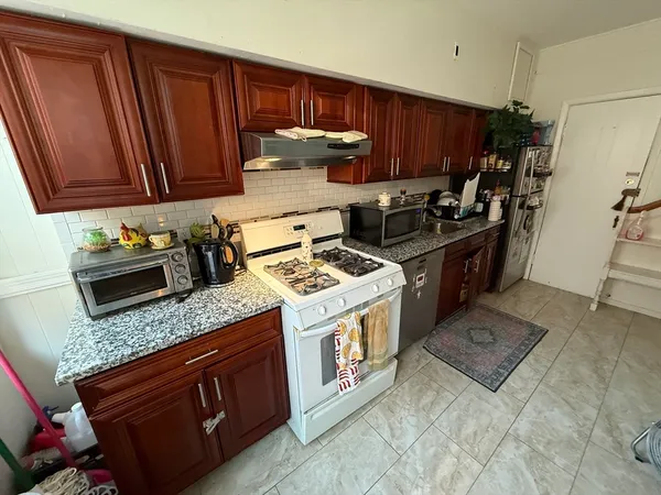 $3,300 | 2003 Commonwealth Avenue, Unit 8, Boston, MA 02135