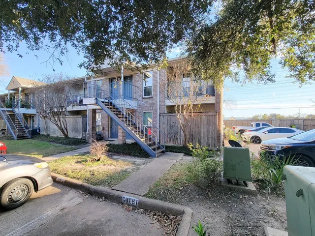 a view of a house with backyard