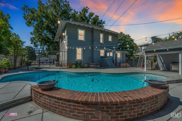 a view of a backyard