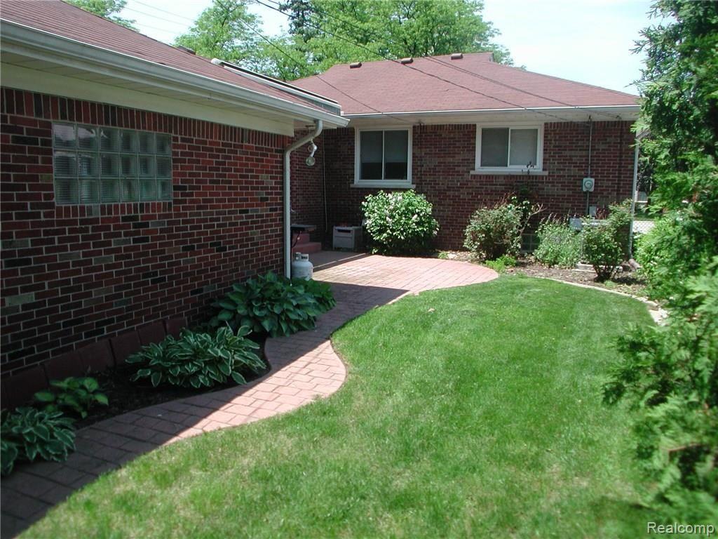 7341 Rosedale Boulevard Allen Park, MI 48101 - Photo 4 of 28 DSCN5564.JPG