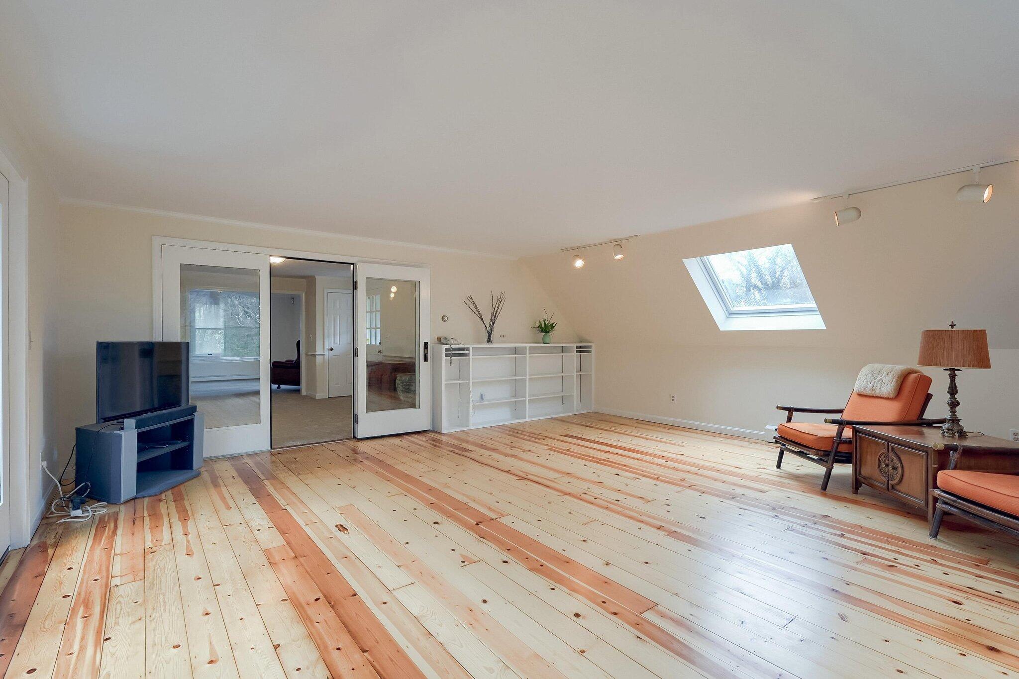 40 Barley Neck Road Orleans, MA 02653 - Photo 6 of 51 a bedroom with a bed and a chair