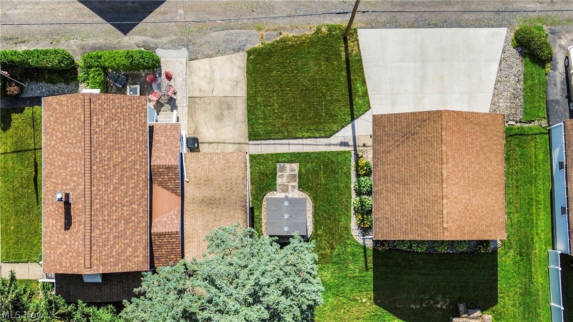 629 Clinton Street Niles, OH 44446 - Photo 5 of 50 Aerial perspective showcasing two residential properties featuring brown asphalt shingle roofs