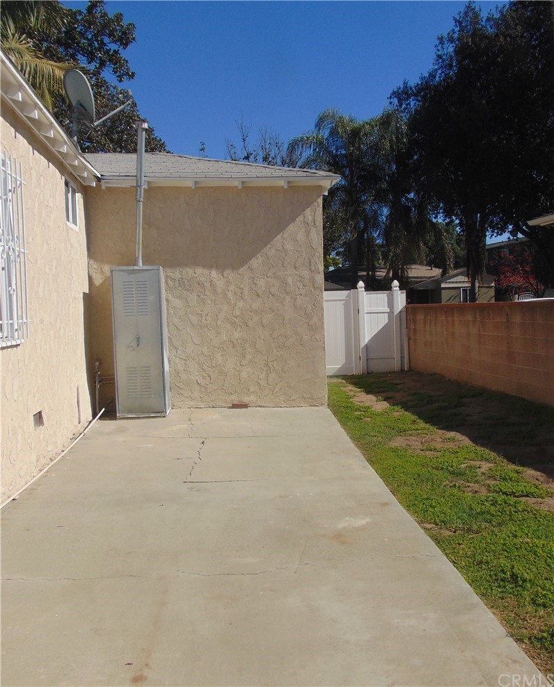 420 West 67th Way Long Beach, CA 90805 - Photo 10 of 21 a view of a backyard of the house