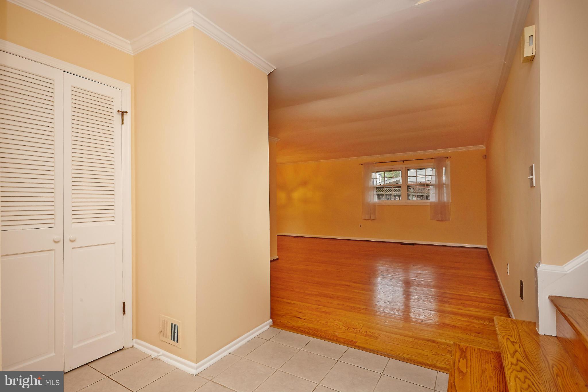 2012 Friendship Lane Falls Church, VA 22043 - Photo 3 of 28 Entrance