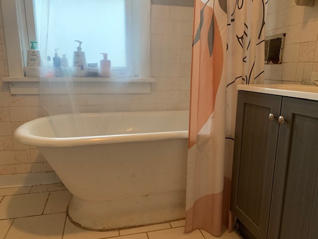 514 Marcy Street Ottawa, IL 61350 - Photo 21 of 54 a bathroom with a bathtub