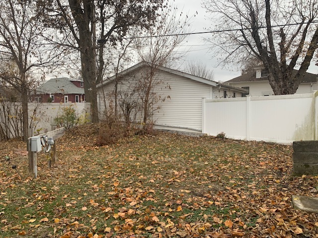 514 Marcy Street Ottawa, IL 61350 - Photo 28 of 54 a backyard of a house with lots of green space